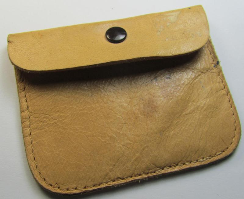 Neat, natural-coloured- and/or genuine leather-based etui (ie. 'Tragetasche') as was intended to store an ID-disc (ie. 'Tragetasche für Erkennungsmarke') and that comes in a moderately used- ie. worn, condition