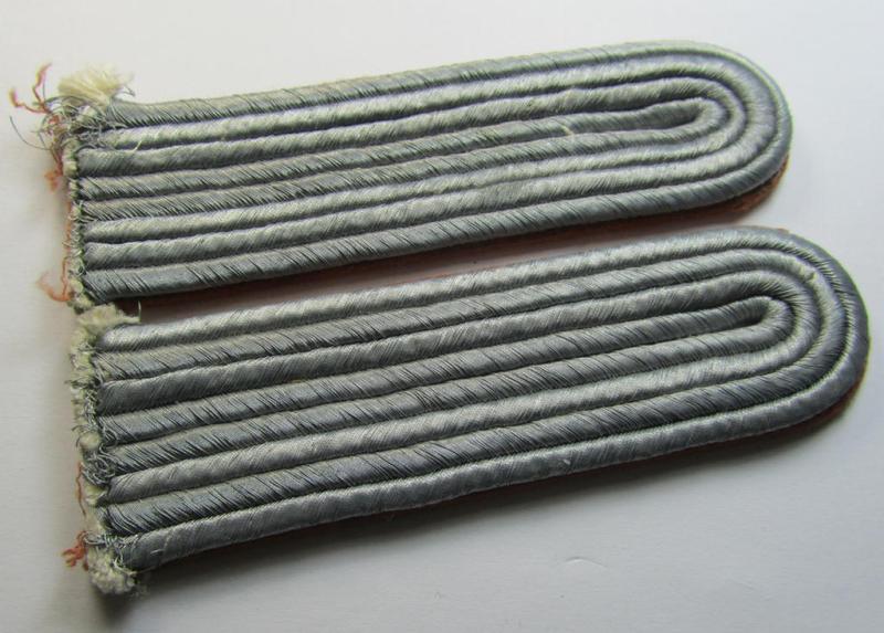 Attractive - and fully matching! - pair of WH (Luftwaffe) officers'-type shoulderboards as was specifically intended for usage by a: 'Leutnant u. Mitglied der LW-Nachrichten-Truppen'