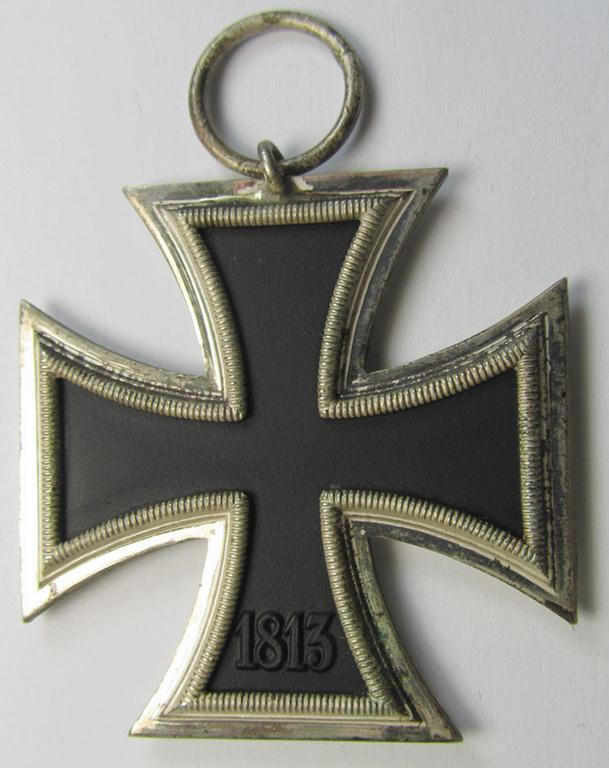 Superb, 'Eisernes Kreuz II. Klasse' being a maker- (ie. '4'-) marked example that comes with its original- and never-mounted ribbon (ie. 'Bandabschnitt') as was produced by the maker (ie. 'Hersteller'): 'Steinhauer & Lück'