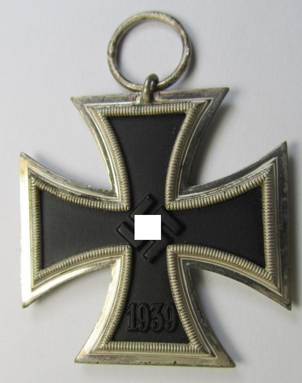 Superb, 'Eisernes Kreuz II. Klasse' being a maker- (ie. '4'-) marked example that comes with its original- and never-mounted ribbon (ie. 'Bandabschnitt') as was produced by the maker (ie. 'Hersteller'): 'Steinhauer & Lück'