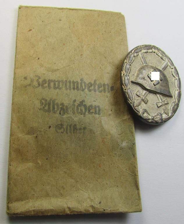 Superb, 'Verwundeten-Abzeichen in Silber' (or: silver-class wound-badge) being a neatly maker- (ie. '100'-) marked example by the: 'Rudolf Wächtler u. Lange'-company that comes stored in its period pouch as issued