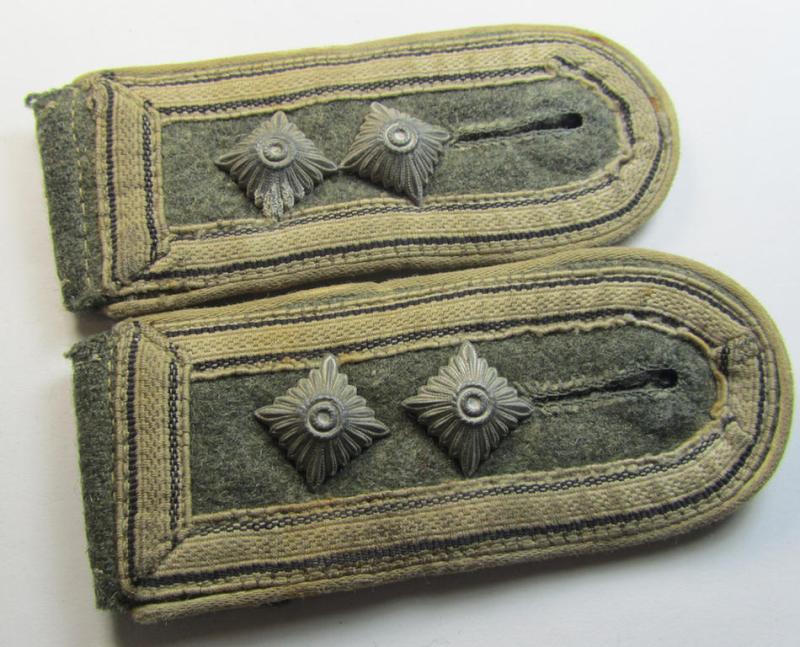Superb - and/or fully matching! - pair of WH (Heeres), 'M40'- (ie. 'M43'-) pattern, NCO-type shoulderstraps having the seldomly seen sub-dued- and/or 'black-striped' NCO-braid attached as intended for an: 'Oberfeldwebel eines Infanterie-Rgts.'