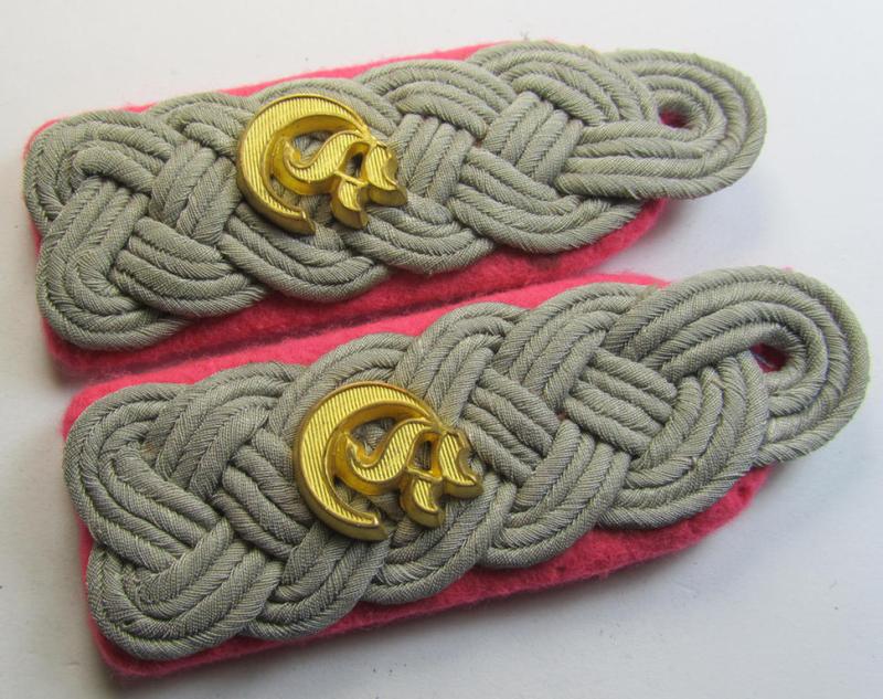 Superb - and/or fully matching! - neatly 'cyphered', WH (Heeres) officers'-type shoulderboard-pair as piped in the bright-pink-toned branchcolour as was specifically intended for a: 'Major der Panzer-Truppen u. Mitglied einer Panzerzug'