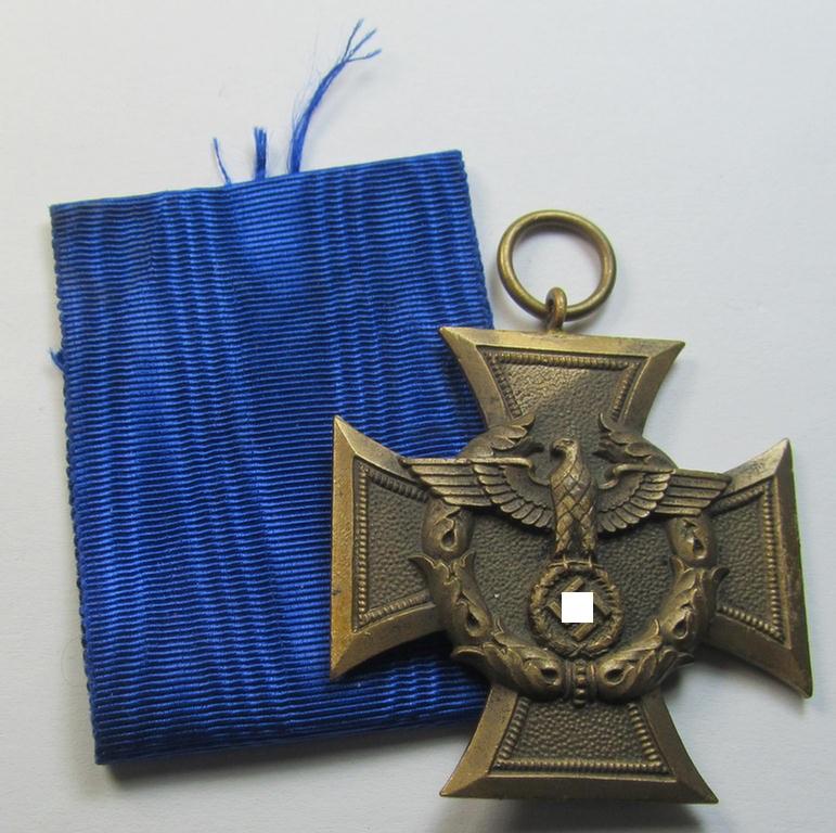 Superb, so-called: 'Zollgrenzschütz-Ehrenzeichen' (or: customs loyal-service medal) that comes together with its full-length- (ie. broader-shaped, non-confectioned- and/or 'virtually mint') ribbon (ie. 'Bandabschnitt') as issued