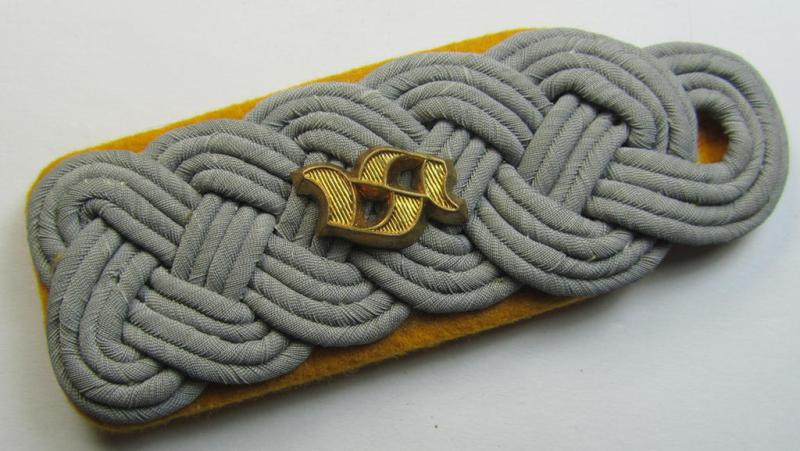Neat - albeit regrettably single! - WH (Heeres) 'cyphered', officers'-type shoulderboard as was specifically intended for a: 'Major eines Kavallerie-Schützenregiments'