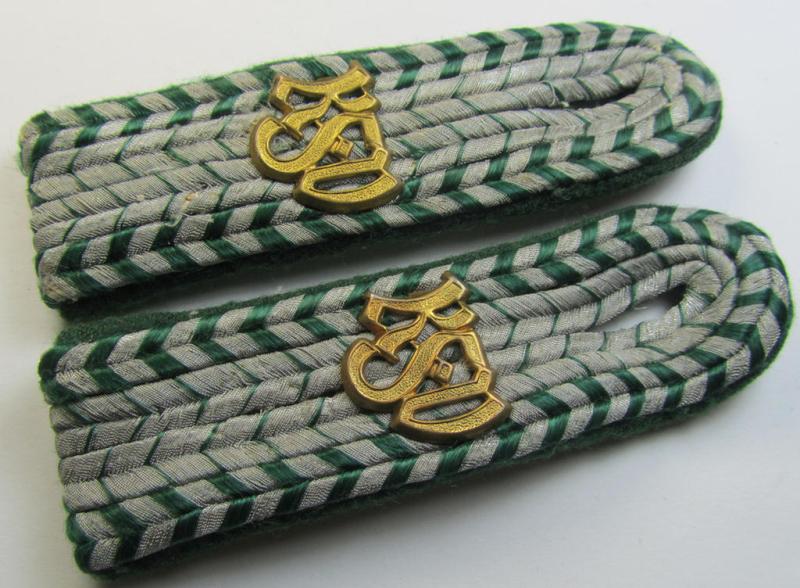 Attractive - and not that easily encountered! - customs-related, 'cyphered' NCO-type shoulderboard-pair (ie. 'Schulterstücke des Reichsfinanzverwaltung- o. Zollgrenzschutz') being a pair that was intended for usage by a: 'Zollbetriebsassistent'