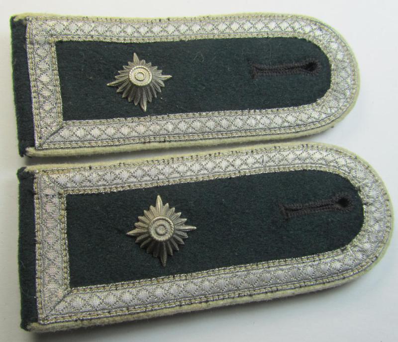 Attractive - and fully matching! - pair of WH (Heeres), early-war-period- (ie. 'M36'- ie. 'M40'-pattern) NCO-type shoulderstraps as was intended for usage by a: 'Feldwebel eines Infanterie-Regiments'