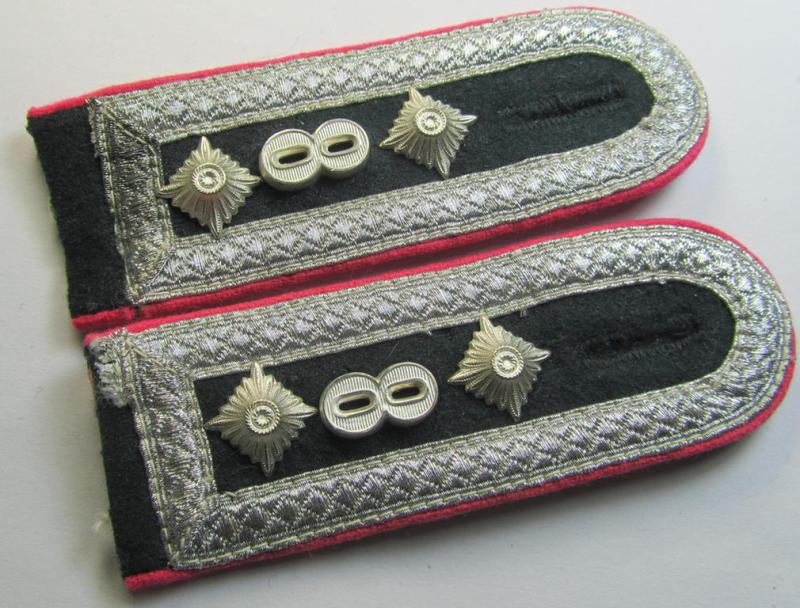 Attractive - and fully matching! - pair of WH (Heeres), early-war-period- (ie. 'M36'- ie. 'M40'-pattern, 'tailor-made') NCO-type shoulderstraps as was intended for an: 'Oberfeldwebel der Veterinär-Truppen o. Stab der 8. Division'
