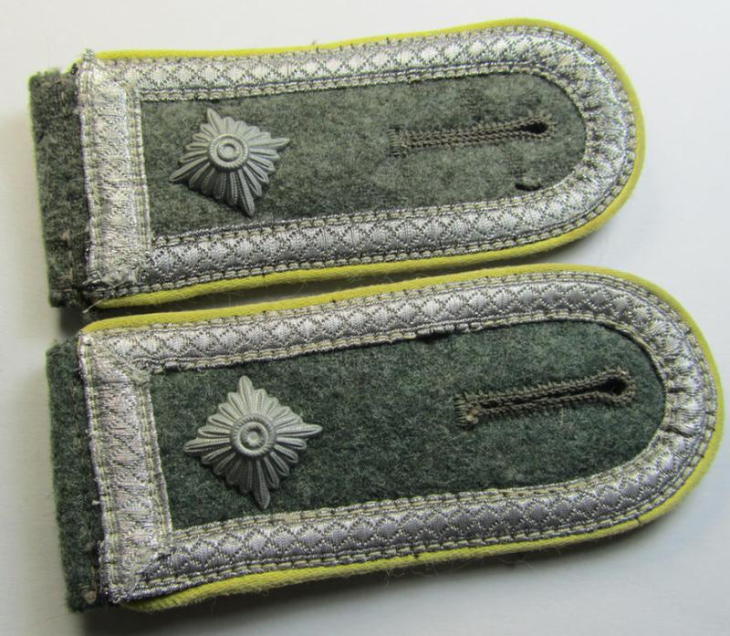 Attractive - fully matching and scarcely seen! - pair of WH (Heeres) NCO-type (ie. 'M40-/M43'-pattern) shoulderstraps as was intended for usage by a: 'Feldwebel eines Heeres Nachrichten-Abteilungs'