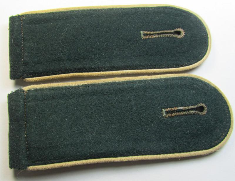 Attractive - just moderately used and/or fully matching! - pair of WH (Heeres) 'M36'- (ie. 'M40'-) pattern, WH (Heeres) EM-type shoulderstraps as was intended for usage by a: 'Soldat der Infanterie-Truppen'
