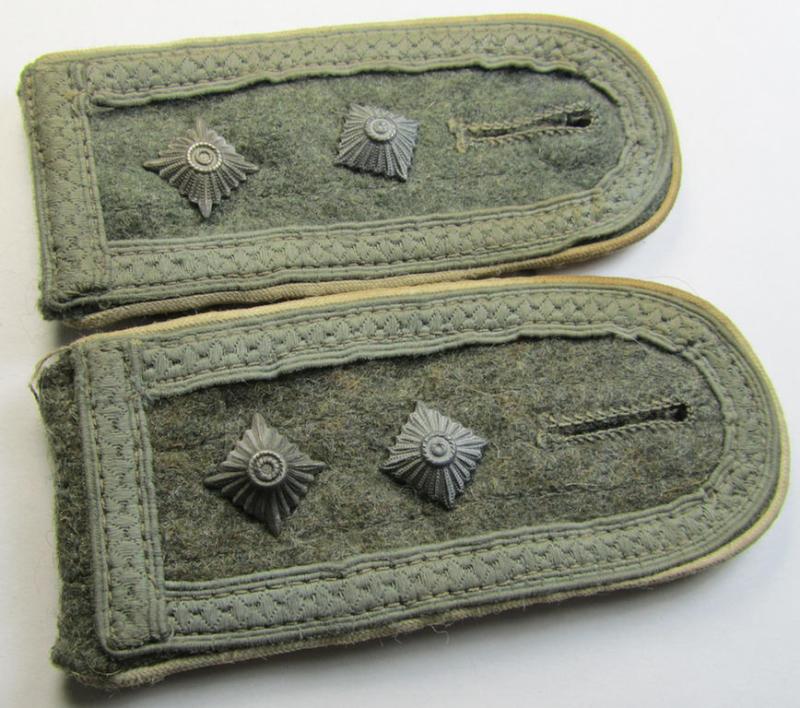 Superb - and fully matching! - pair of later-war-period, so-called: 'M44'-pattern, simplified WH (Heeres) NCO-type shoulderstraps as piped in the white-coloured branchcolour as was intended for usage by an: 'Oberfeldwebel der Infanterie-Truppen'