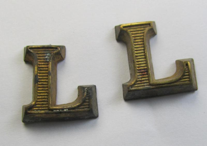 Superb - and fully matching! - pair of Waffen-SS-related, golden-bronze-coloured (ie. 'Buntmetall'-based-) so-called: 'L'-shoulderboard-'cyphers' (ie. 'Ziffern') as intended for: 'Führer der Kraftfahrtechnische Lehranstalt der Waffen-SS'