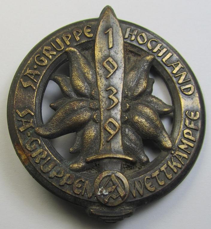 Commemorative, copper-toned- and zinc-based, SA-related 'tinnie', being a maker- (ie. 'Klotz u. Kienast'-) marked example depicting an 'Edelweiss'-flower, sword and SA-logo surrounded by the text: 'SA-Gruppe Hochland - SA-Gruppenwettkämpfe 1939'