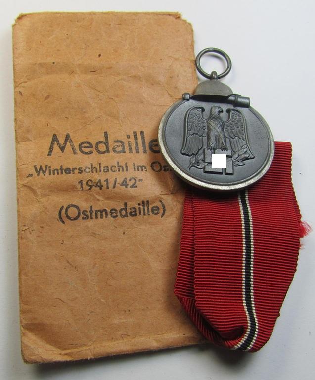 Attractive medal-set: 'Winterschlacht im Osten 1941-42' being a maker- (ie. '110'-) marked specimen by the maker- (ie. 'Hersteller') named: 'Otto Zappe' and that comes packed in its original pouch of issue as recently found
