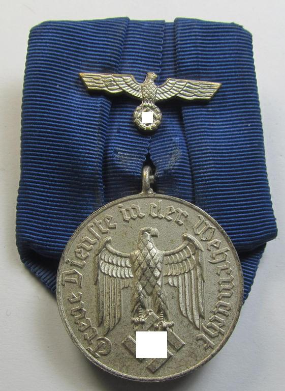 Attractive, silver-toned WH (Heeres o. KM) so-called: 'Einzelspange' showing a: 'WH-Dienstauszeichnung 4. Stufe' (as was intended for 4 years of loyal-service) and that shows a detailed, Heeres o. KM-type-eagle-device, period-attached