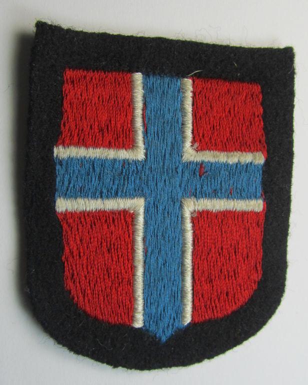 Stunning - and rarely encountered! - Waffen-SS, Norwegian 'volunteer'-armshield as was intended for usage by soldiers of (amongst others) the: '6. Gebirgs-Division der SS' (“Nord”) and that comes in a 'virtually mint- ie. unissued'-, condition