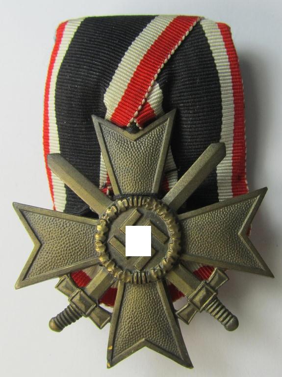 Superb - and unusually seen! - golden-bronze-toned so-called: 'Einzelspange' showing a: 'Kriegsverdienstkreuz II. Klasse mit Schw.' (or: war-merits' cross 2nd class with swords) being a very detailed- and/or 'Buntmetall'-based specimen