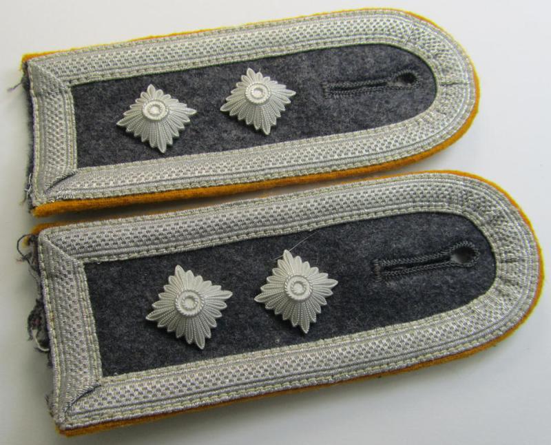 Attractive - and fully matching! - pair of mid- (ie. later-) war-period, WH (Luftwaffe) NCO-type shoulderstraps as was intended for usage by an: 'Oberfeldwebel der Flieger o. Fallschirm-Truppen'