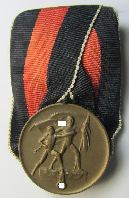 Neat, golden-bronze-toned WH (Heeres o. KM etc.) so-called: 'Einzelspange' (being of the 'standard-issued'- ie. 'non-detachable'-pattern) showing a WH Czech 'Anschluss'- (ie. occupation-) medal: '1 October 1938'