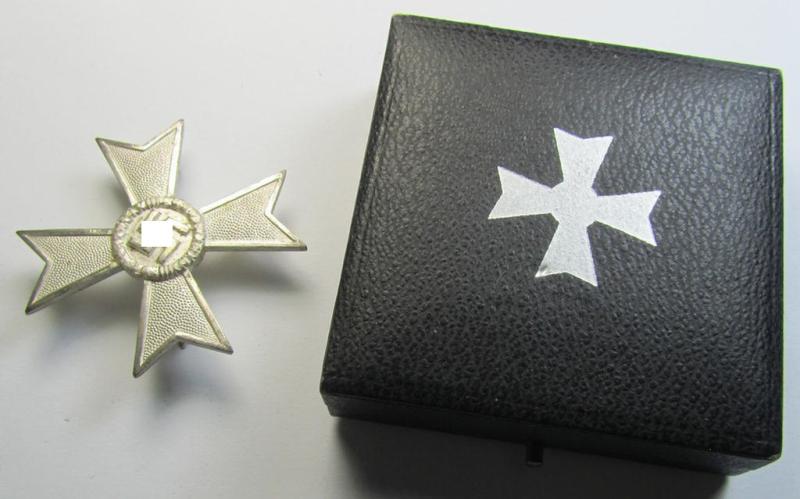 Luxuriously-styled, 'Kriegsverdienstkreuz 1. Klasse ohne Schwertern' being an attractive and maker- ie. '50'-marked specimen that is executed in typical, silverish-coloured metal (ie. 'Buntmetall') and that comes stored in its period etui