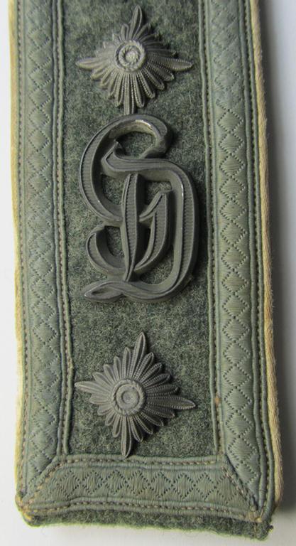 Single - but nevertheless scarcely seen! - WH (Heeres) early- ie. mid-war-period- (ie. 'M40/M43'-pattern) 'cyphered', NCO-type shoulderstrap as was intended for an: 'Oberfeldwebel eines Infanterie-Rgts. der “Grossdeutschland”-Division'