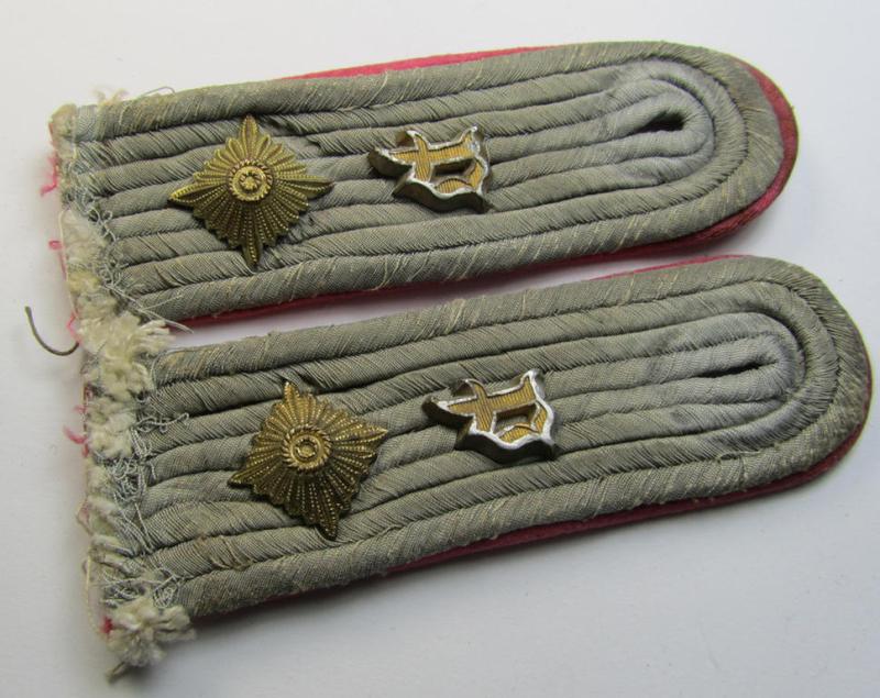 Attractive - and fully matching! - pair of 'standard-issued'-pattern, 'cyphered' WH (Heeres) officers'-type shoulderboards as piped in the bright-pink branchcolour as was intended for usage by an: 'Oberleutnant der Panzer- o. Pz-jäger-Truppen'