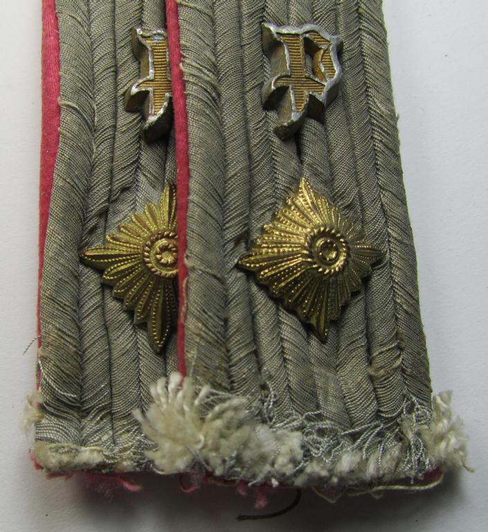 Attractive - and fully matching! - pair of 'standard-issued'-pattern, 'cyphered' WH (Heeres) officers'-type shoulderboards as piped in the bright-pink branchcolour as was intended for usage by an: 'Oberleutnant der Panzer- o. Pz-jäger-Truppen'