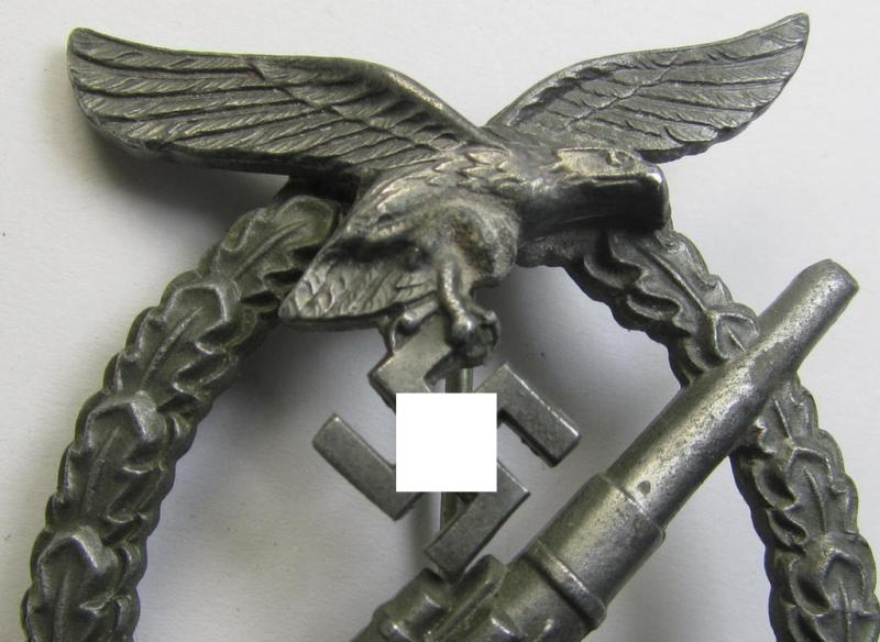 Attractive, later-war period- and/or: 'Feinzink'-based- and non-maker-marked example of a WH (Luftwaffe) 'Flakkampfabzeichen' (or: airforce anti-aircraft badge) being a detailed example as was produced by the: 'Gustav Brehmer'-company