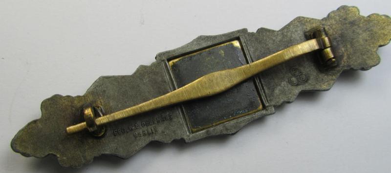 Attractive, 'Nahkampfspange in Bronze' (or: bronze-class close-combat clasp ie. CCC) being a maker- (ie. 'FLL'-) marked, so-called: '2nd pattern'-specimen as was produced by the maker- (ie. 'Hersteller') 'Friedrich Linden'
