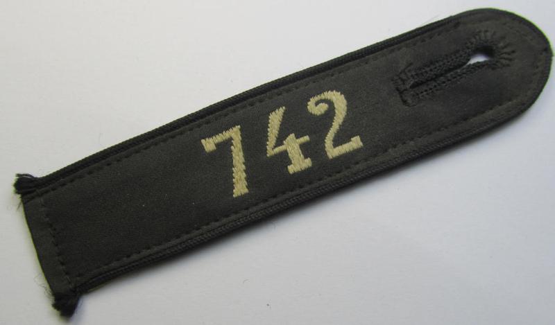 Neat - and naturally single! - black-piped 'DJ- o. Deutsches Jungvolk' shoulderstrap as was intended for usage by a: 'DJ-Mitglied' who served within the: 'Bann 742' (742 = 'Rappoltsweiler') and that comes with its period-attached 'RzM'-etiket