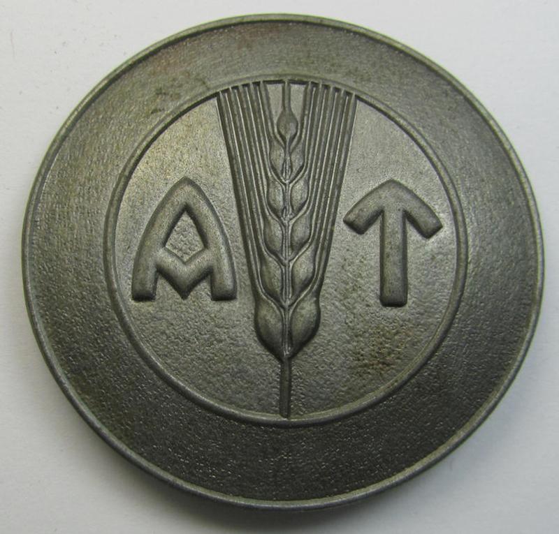 Greyish-silver-coloured- and/or zinc-metal-based, so-called: 'Arbeidstjenesten (AT)' (or: Norwegian labour-service) womens'-service-badge (ie: 'Dienstbrosche') as was intended for a: 'Nestlagfoerer'