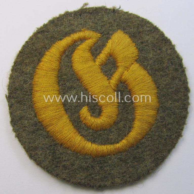 Neat - later-war-period- and actually quite scarcely encountered! - WH (Heeres) machine-embroidered, trade- or special-career insignia (ie. 'Laufbahn- o. Tätigkeitsabzeichen') as was intended for a: 'Geräteverwaltungs-Unteroffizier'