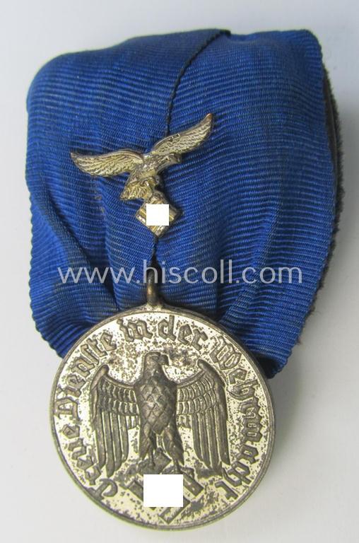 Bright silver-toned WH (Luftwaffe) so-called: 'Einzelspange' showing a: 'WH-Dienstauszeichnung 4. Stufe' (as was intended for 4 years of loyal-service) and that shows a detailed, Luftwaffe-type-eagle-device, period-attached