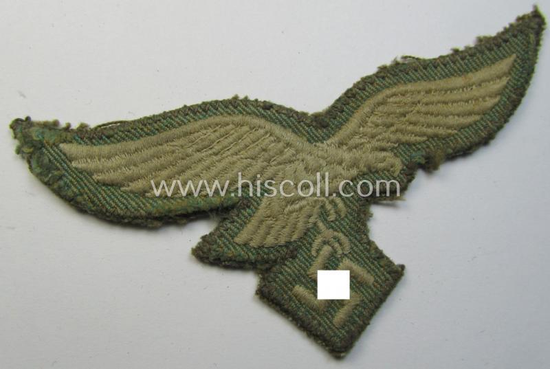 Stunning, WH (Luftwaffe) machine-embroidered so-called: 'grünmellierter' breasteagle (that comes on a 'grünmellierter'-coloured background) as was specifically intended for usage on the paratrooper-jumpsmocks (ie. 'FJ-Knochensäcke')