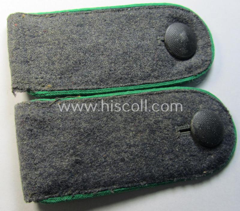Superb - scarcely found and/or fully matching! - pair of WH (Luftwaffe) enlisted-mens'-type shoulderstraps as piped in the typical green (ie. 'grüner'-) coloured branchcolour as was intended for a: 'Soldat der Luftwaffe-Felddivisionen'