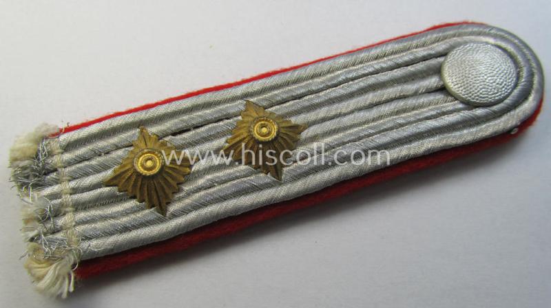 Neat - albeit regrettably single! - WH (Luftwaffe) officers'-type shoulderboard as piped in the bright-red-coloured branchcolour as was intended for a: 'Hauptmann eines Flak-Artillerie-Regiments o. Abteilungs'
