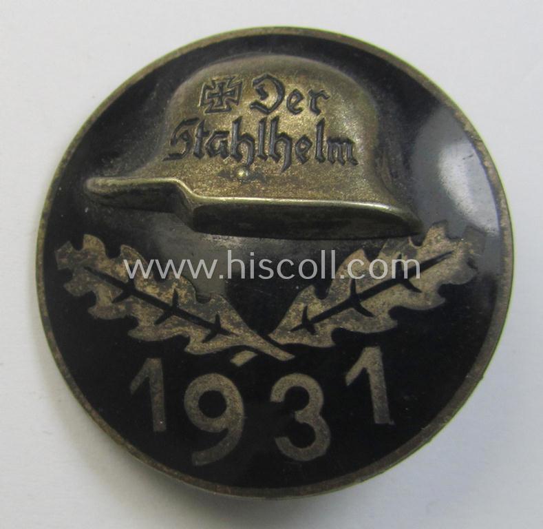 Attractive, enamelled lapel-pin: 'Der Stahlhelm' - Bund der Frontsoldaten (Sta) - Eintrittsabzeichen 1931' which is nicely engraved: 'VII Ho 88' and dated: '14.4.31' and that comes in an overall nice (and/or fully undamaged!), condition