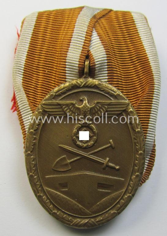 Attractive - and actually unusally seen! - single-pieced and non-detachable, WH single-pieced medal-bar (ie. 'Orden- o. Einzelspange') showing a: 'Deutsches Schutzwall Ehrenzeichen' (aka: 'Westwall'-medal)