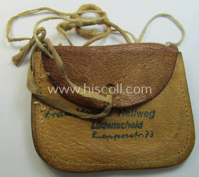 Neat, natural-coloured- and/or genuine leather-based etui (ie. 'Tragetasche') as was intended to store an ID-disc (ie. 'Tragetasche für Erkennungsmarke') and that comes in a clearly used- ie. worn, condition