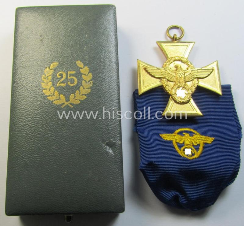 Attractive, golden-class 'Pol.-Dienstauszeichnung 1. Stufe' (or: police loyal-service medal first-class) that comes stored in its period, green-coloured (and luxuriously styled!) etui and that comes with its accompanying ribbon (ie. 'Bandabschnitt')