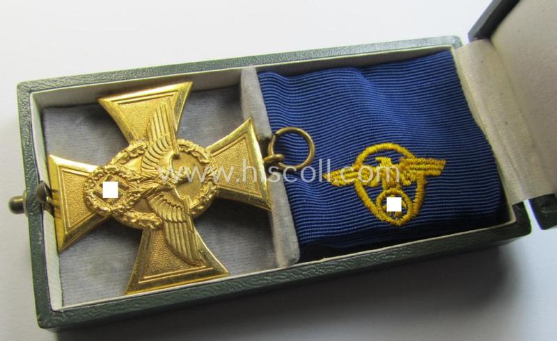 Attractive, golden-class 'Pol.-Dienstauszeichnung 1. Stufe' (or: police loyal-service medal first-class) that comes stored in its period, green-coloured (and luxuriously styled!) etui and that comes with its accompanying ribbon (ie. 'Bandabschnitt')