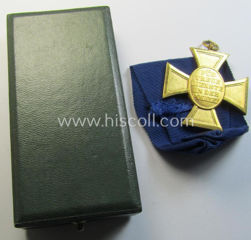 Attractive, golden-class 'Pol.-Dienstauszeichnung 1. Stufe' (or: police loyal-service medal first-class) that comes stored in its period, green-coloured (and luxuriously styled!) etui and that comes with its accompanying ribbon (ie. 'Bandabschnitt')