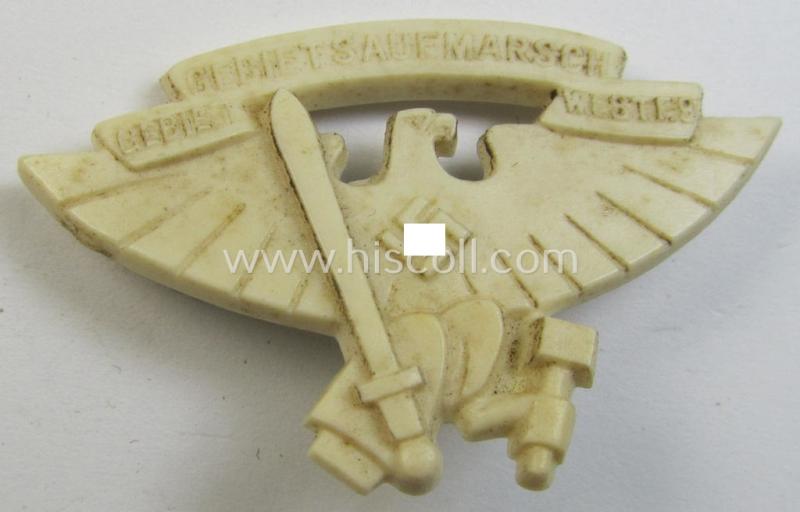 Commemorative, beige-white-coloured 'HJ'-related 'tinnie' being a maker- (ie. 'R. Sieper & Söhne'- and/or: 'RzM M9/25'-) marked example depicting an: 'HJ'-eagle-device surrounded by the text: 'Gebietsaufmarsch - Gebiet Westf. 9'