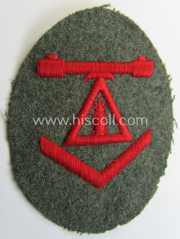 Superb - and actually scarcely encountered! - WH (KM) neatly machine-embroidered, so-called: career- ie. specialist-armbadge (ie. 'Tätigkeits-Abzeichen') as intended for usage by a: 'Küstenartillerie'- ie. 'Entfernungsmesser'-staff-member