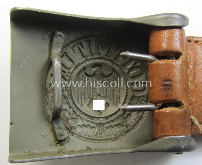 Attractive, WH (Heeres) field-grey-coloured- and/or steel-based belt-buckle being a maker- (ie. 'G.H. Osang'-) marked- and/or '1940' dated example that comes mounted onto its leather-based tab and that comes in a wonderful condition
