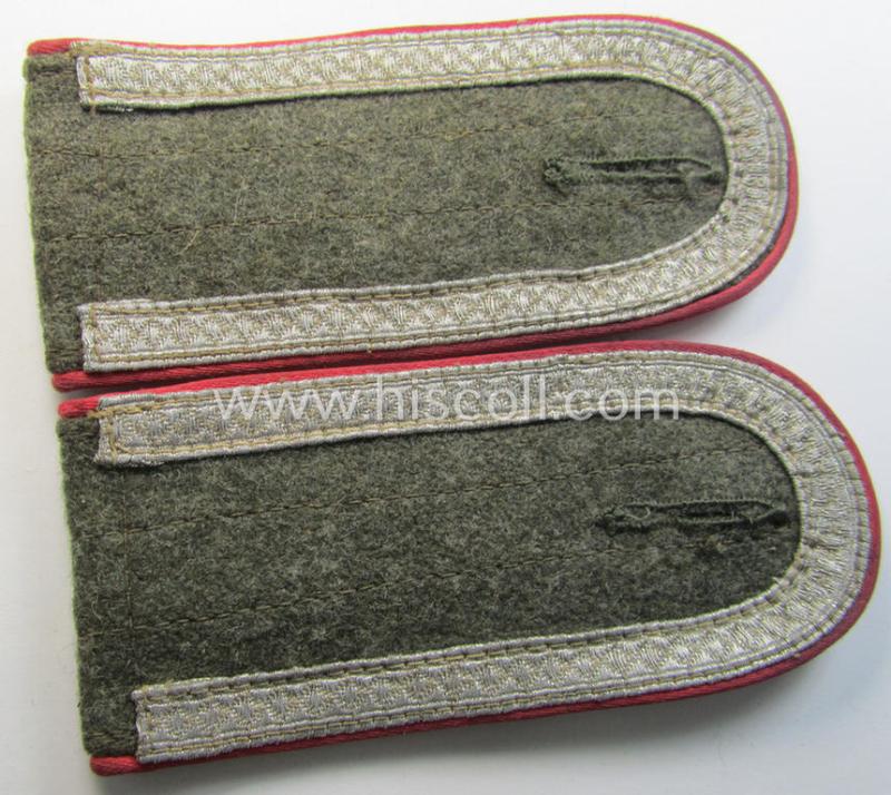 Superb - fully matching and scarcely encountered! - pair of WH (Heeres) later-war period- (ie. 'simplified'- ie. 'M44-/M45'-pattern-) NCO-type shoulderstraps as was intended for - and clearly worn by! - an: 'Unteroffizier der Panzerjäger-Truppen'