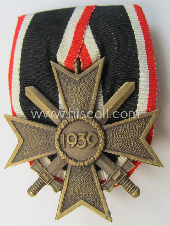 Superb - and unusually seen! - golden-bronze-toned so-called: 'Einzelspange' showing a: 'Kriegsverdienstkreuz II. Klasse mit Schw.' being a very detailed- and/or 'Buntmetall'-based specimen of the '1957'-pattern