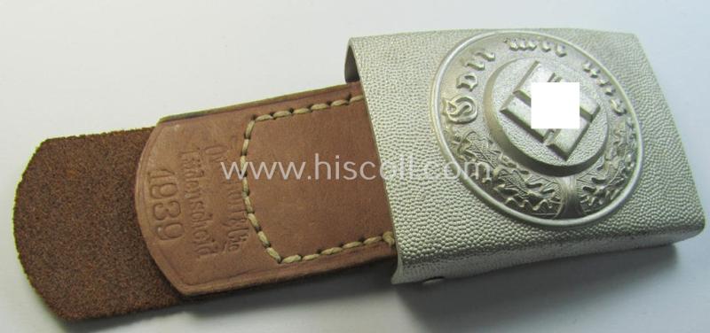 Stunning, Polizei (ie. police) silver-coloured- and/or aluminium-based EM/NCO-pattern belt-buckle that comes mounted onto its brown-coloured- and/or: leather-based tab and that is neatly marker- (ie. 'Overhoff & Cie'-) marked and/or dated: '1939'
