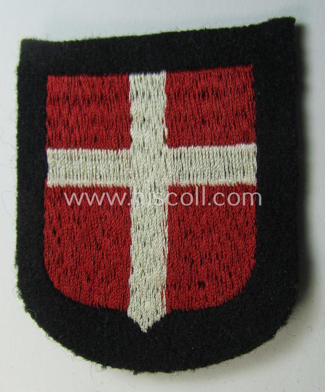 Superb - and rarely encountered! - Waffen-SS, Danish 'volunteer'-arm-shield, as was intended for usage by soldiers of (amongst others) the: '6. Gebirgs-Division der SS' (“Nord”) and that comes in a 'virtually mint- ie. unissued'-, condition
