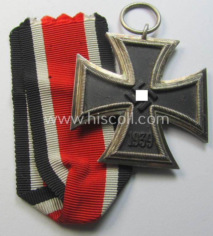 Attractive, 'Eisernes Kreuz II. Klasse' being a non-maker-marked example that comes together with its original- and once-mounted ribbon (ie. 'Bandabschnitt') as was (I deem) produced by the Austrian maker (ie. 'Hersteller'): 'Friedrich Orth'